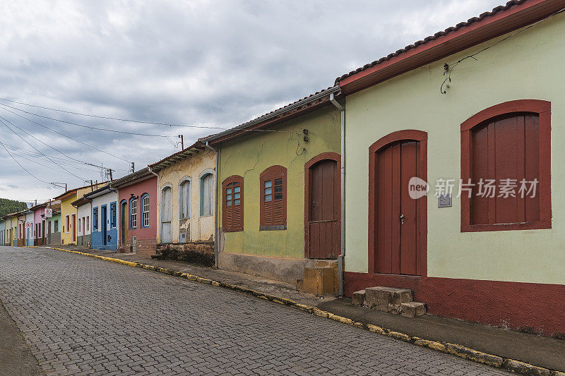 空街道São Luiz do Paraitinga - SP巴西历史城市，有彩色的房子和没有车辆